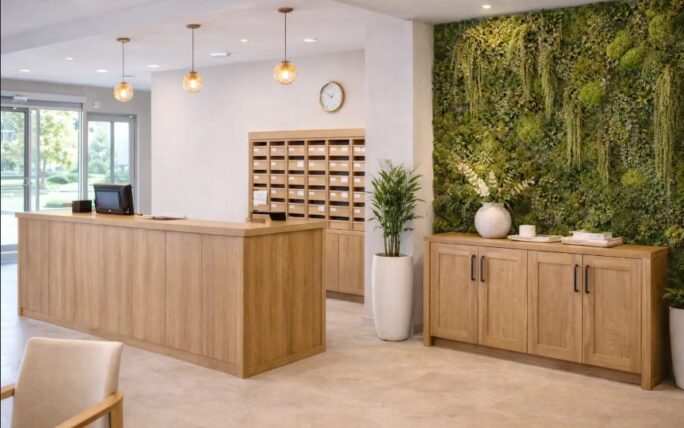 agencement-accueil-maison-retraite-mobilier-bois-mur-vegetal-inshops.jpg Agencement d’un espace accueil en maison de retraite avec mobilier sur mesure en bois, mur végétal stabilisé et meuble de tri du courrier.