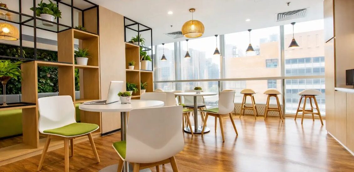 agencement-espace-coworking-mobilier-collectif-inshops.jpg Agencement d’un espace collaboratif avec mobilier collectif sur mesure, tables rondes, étagères bois végétalisées et espace coworking lumineux.
