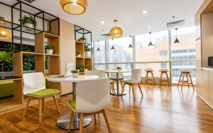 agencement-espace-coworking-mobilier-collectif-inshops.jpg Agencement d’un espace collaboratif avec mobilier collectif sur mesure, tables rondes, étagères bois végétalisées et espace coworking lumineux.