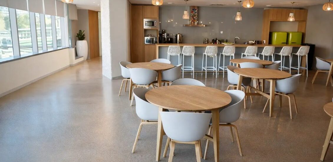 agencement-residence-etudiante-espace-commun-inshops.jpg Agencement d’un espace commun de résidence étudiante avec tables bois, chaises design et cuisine ouverte avec comptoir bar réalisé sur mesure.