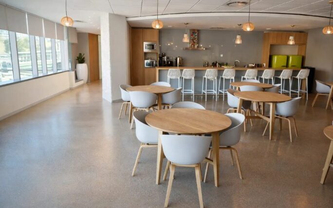 agencement-residence-etudiante-espace-commun-inshops.jpg Agencement d’un espace commun de résidence étudiante avec tables bois, chaises design et cuisine ouverte avec comptoir bar réalisé sur mesure.