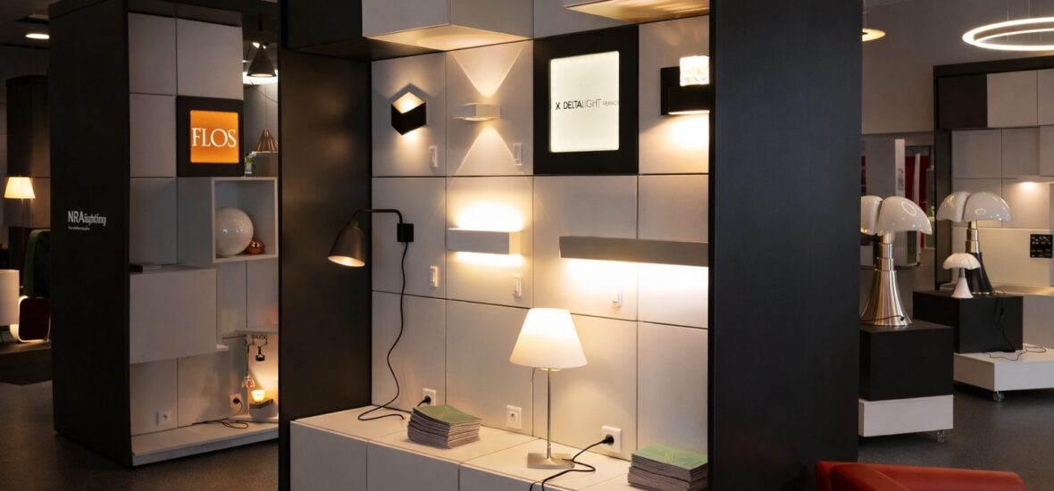 Agencement de magasin de luminaires avec mur d’exposition éclairage et mobilier de présentation design pour showroom.
