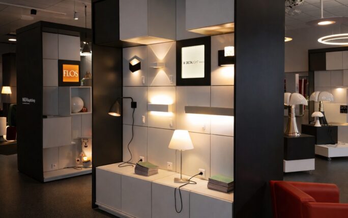 agencement-magasin-luminaires-showroom-eclairage-inshops.jpg Agencement de magasin de luminaires avec mur d’exposition éclairage et mobilier de présentation design pour showroom.