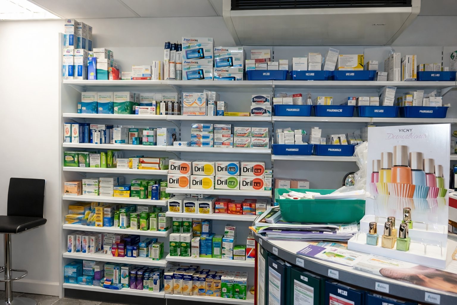 rayonnages de médicaments et produits de santé dans l’espace stockage d’une pharmacie