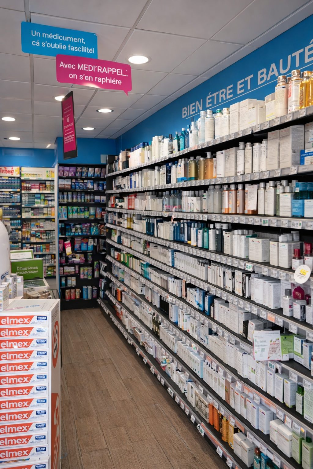 Rayonnage de pharmacie dédié au bien-être et à la beauté avec produits organisés en linéaire