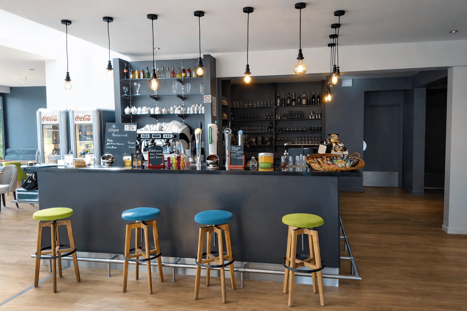 agencement bar restaurant moderne avec comptoir central et optimisation espace de service