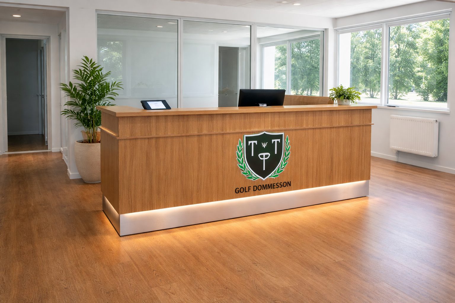Banque d’accueil en bois sur mesure avec logo Golf Dommesson dans un espace de réception lumineux