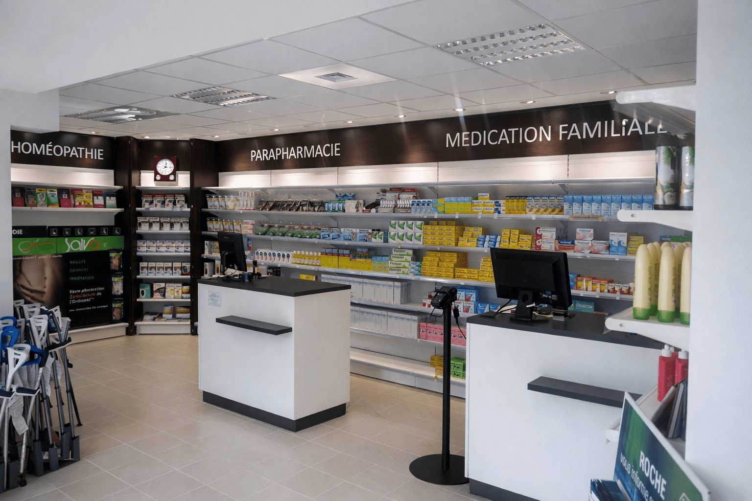Agencement de pharmacie avec comptoirs de vente modernes et rayonnage parapharmacie et médication familiale