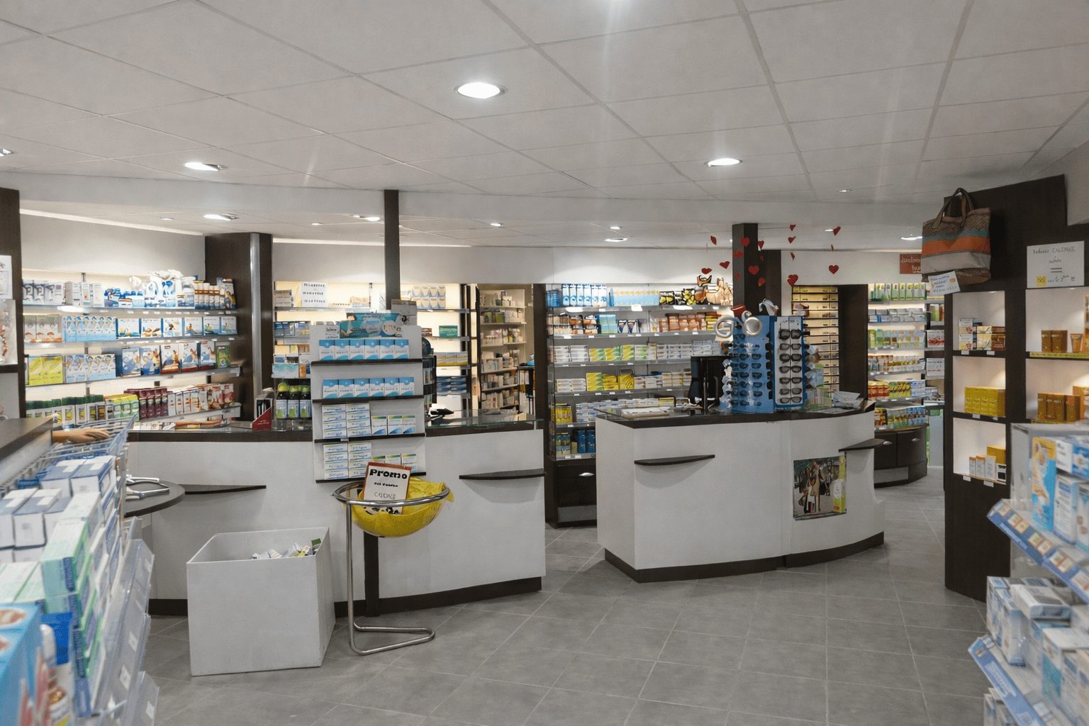 Agencement de pharmacie avec comptoirs de vente et mobilier professionnel pour espace d’accueil client