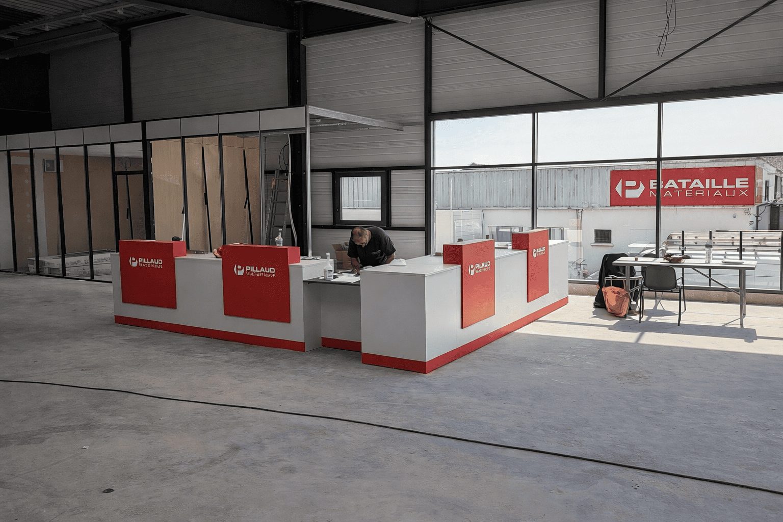 Installation de comptoirs d’accueil Pillaud dans un espace commercial en cours d’aménagement