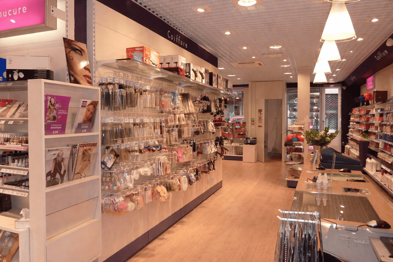 Aménagement optimisé d’un rayon coiffure et esthétique maximisant l’utilisation de l’espace en magasin