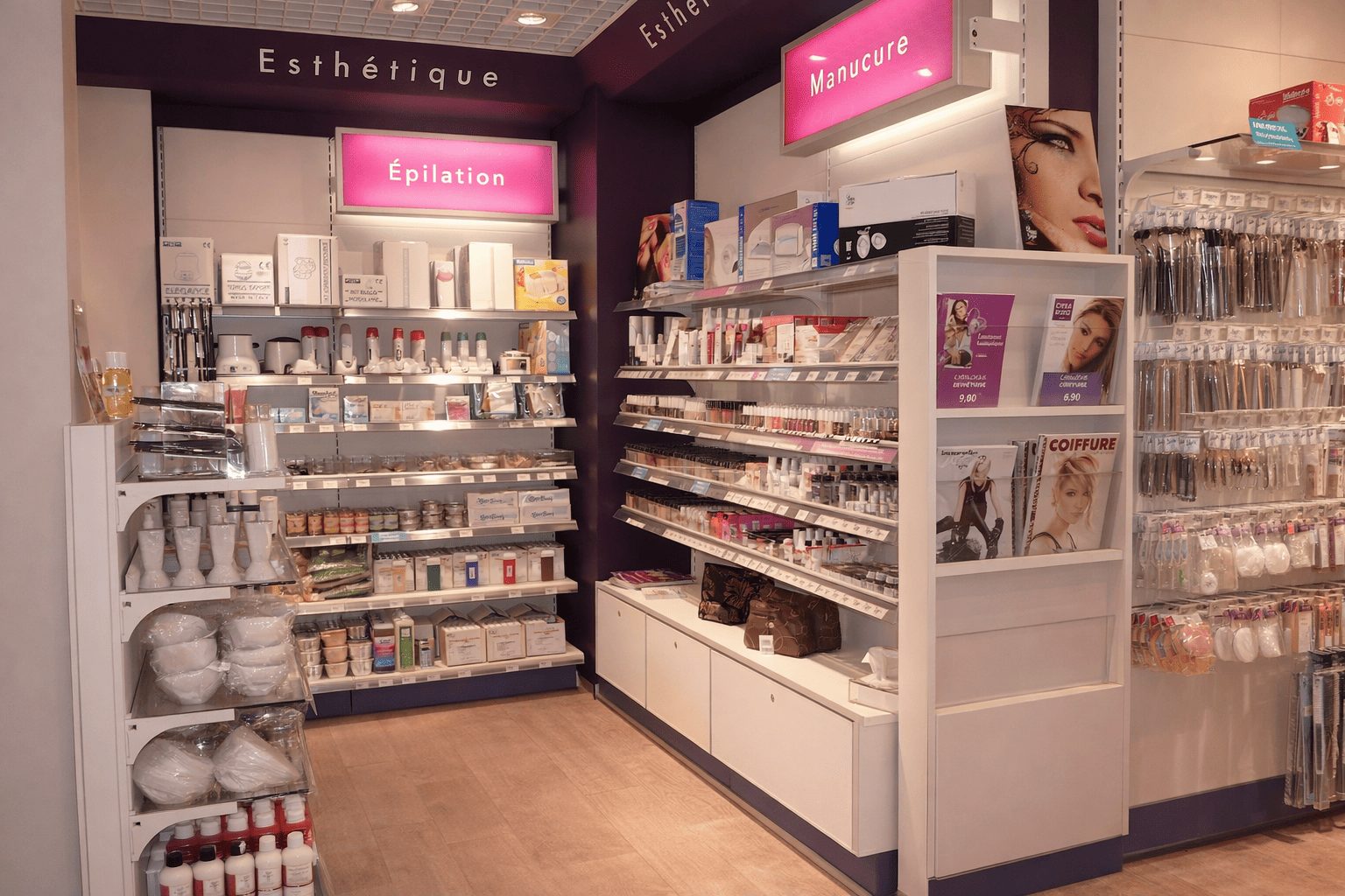 Organisation claire du rayon esthétique avec zones épilation et manucure pour faciliter le parcours client en magasin